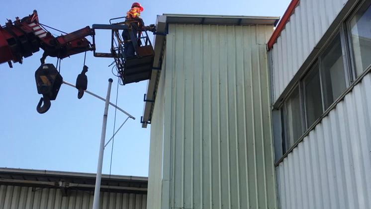 直頂式升降平臺解決我們燃眉之急